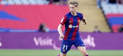 برشلونة يُعلن تشخيص إصابة الدولي الهولندي فرينكي دي يونغ لاعب وسط الفريق بعد مغادرة أمام سيلتا فيغو في الليغا لموسم 2023/2024 ون ون winwin غيتي Getty