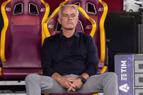 المدرب البرتغالي جوزيه مورينيو على مقعد البدلاء في آخر تجاربه مع روما الإيطالي (Getty) وين وين winwin