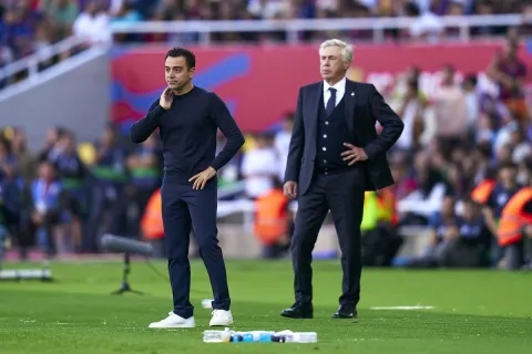 تشافي هيرنانديز وكارلو أنشيلوتي من مباريات الكلاسيكو (Getty)